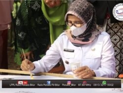 Pulihkan Ekonomi, Bupati Blitar Ajak ASN dan Warga Beli Batik Cakra Palah