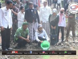 Jaga Ekosistem Alam, Bupati Blitar Lepas Ratusan Benih Ikan Mujair di Sungai Kedung Kandang