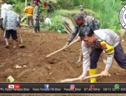 Peduli Terhadap Sesama, Polisi Gotong Royong Bersihkan Sisa Material Longsor