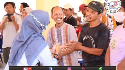 Ringankan Beban, Bupati Blitar Salurkan Bantuan Sembako Bagi Pedagang Pasar Kesamben