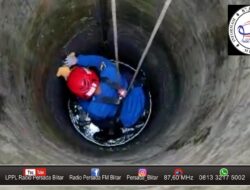 Damkar Kabupaten Blitar Lakukan Penyelamatan Kucing Terjebur Sumur di Sutojayan