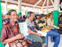 Salurkan Sertifikat PTSL, Bupati Blitar Ajak Masyarakat Manfaatkan Sebaik Mungkin Salurkan Sertifikat PTSL, Bupati Blitar Ajak Masyarakat Manfaatkan Sebaik Mungkin