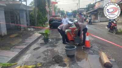 Jalan Rusak di Kota Blitar Ditanami Pohon Pisang, Polisi Datangi TKP dan Lakukan Penambalan