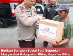 Berikan Bantuan Sosial Bagi Sejumlah Masyarakat Kabupaten Blitar, Kapolres Blitar Sekaligus Lakukan Patroli Kambtibmas