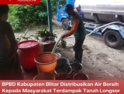 BPBD Kabupaten Blitar Distribusikan Air Bersih Kepada Masyarakat Terdampak Tanah Longsor di Desa Krisik, Kecamatan Gandusari