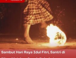 Sambut Hari Raya Idul Fitri, Santri di Blitar Mainkan Sepak Bola Api