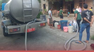 Masuki Musim Kemarau, BPBD Kabupaten Blitar Dropping 6000 liter Air Bagi Warga Kelurahan Tangkil