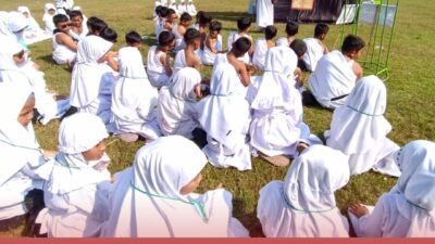 Masuki Bulan Dzulhijjah, 300 Siswa Sekolah Dasar di Nglegok Lakukan Serangkaian Manasik Haji