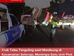 Truk Tebu Terguling saat Menikung di Kecamatan Selorejo, Menimpa Satu Unit Pick Up dan Sebabkan Kemacetan