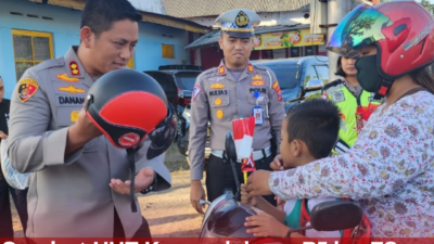 Sambut HUT Kemerdekaan RI ke-78, Polres Blitar Kota Bagikan Helm Bagi Pengguna Jalan