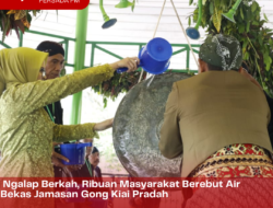 Ngalap Berkah, Ribuan Masyarakat Berebut Air Bekas Jamasan Gong Kiai Pradah