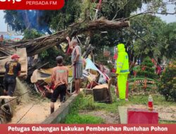 Petugas Gabungan Lakukan Pembersihan Runtuhan Pohon Beringin, 10 Orang Luka-luka Dibawa Ke RS Untuk Mendapatkan Perawatan