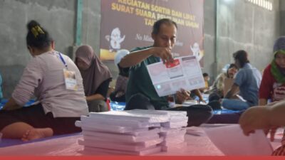 UPAH SORTIR LIPAT SUARA 200 RUPIAH PER LEMBAR, KPU KOTA BLITAR DAPATKAN 121.551 LEMBAR DI HARI PERTAMA