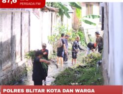 Polres Blitar Kota dan Warga Bersihkan Sungai Di Jalan Pamungkur