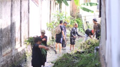 Polres Blitar Kota dan Warga Bersihkan Sungai Di Jalan Pamungkur