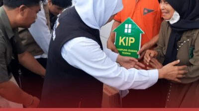 Pamit Sebagai Gubernur, Khofifah Teteskan Air Mata Dihadapan Warga Terdampak Tanah Gerak Di Blitar