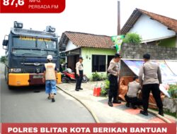 Polres Blitar Kota Berikan Bantuan Air Bersih untuk Warga Tanjungsari