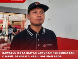 BAWASLU KOTA BLITAR LAKUKAN PENCERMATAN C HASIL DENGAN C HASIL SALINAN PADA REKAPITULASI TINGKAT KECAMATAN