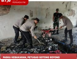 Paska Kebakaran, Petugas Gotong Royong Bersihkan Sisa Kebakaran di SD Kardina Masa Blitar