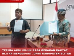 TERIMA AKSI UNJUK RASA GERAKAN RAKYAT BLITAR MENGGUGAT, DPRD KABUPATEN BLITAR JELASKAN HAK ANGKET KEWENANGAN DPR RI