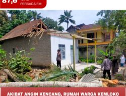 Akibat Angin Kencang, Rumah Warga Kemloko Kecamatan Nglegok Blitar Tertimpa Pohon