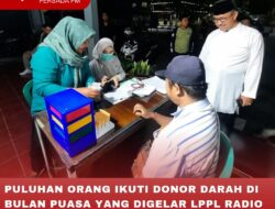 PULUHAN ORANG IKUTI DONOR DARAH DI BULAN PUASA YANG DIGELAR LPPL RADIO PERSADA BLITAR