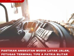 PASTIKAN ANGKUTAN MUDIK LAYAK JALAN, PETUGAS TERMINAL TIPE A PATRIA BLITAR LAKUKAN INSPEKSI KESELAMATAN JALAN