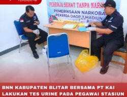 BNN KABUPATEN BLITAR BERSAMA PT KAI LAKUKAN TES URINE PADA PEGAWAI STASIUN BLITAR JELANG MASA ANGKUTAN LEBARAN