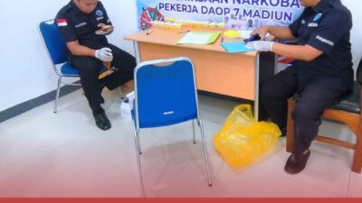 BNN KABUPATEN BLITAR BERSAMA PT KAI LAKUKAN TES URINE PADA PEGAWAI STASIUN BLITAR JELANG MASA ANGKUTAN LEBARAN