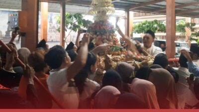 JAGA TRADISI LELUHUR, WISATA KAMPUNG COKLAT BLITAR GELAR KIRAB GUNUNGAN KETUPAT COKLAT