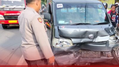 TIGA MOBIL TERLIBAT KECELAKAAN LALU LINTAS DI SIMPANG EMPAT PERHUTANI KECAMATAN KESAMBEN