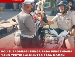 POLISI BAGI-BAGI BUNGA PADA PENGENDARA YANG TERTIB LALULINTAS PADA MOMEN OPERASI PATUH SEMERU 2024