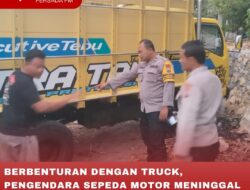 BERBENTURAN DENGAN TRUCK, PENGENDARA SEPEDA MOTOR MENINGGAL DUNIA
