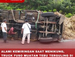 ALAMI KEMIRINGAN SAAT MENIKUNG, TRUCK FUSO MUATAN TEBU TERGULING DI BLITAR