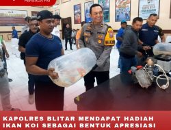 KAPOLRES BLITAR MENDAPAT HADIAH IKAN KOI SEBAGAI BENTUK APRESIASI PENANGKAPAN PELAKU PENCURIAN ALAT BUDIDAYA KOI