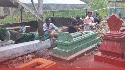 MAKAM SANTRI DI BLITAR KORBAN LEMPARAN KAYU BERPAKU OLEH SANG GURU DIBONGKAR