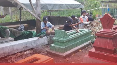 MAKAM SANTRI DI BLITAR KORBAN LEMPARAN KAYU BERPAKU OLEH SANG GURU DIBONGKAR