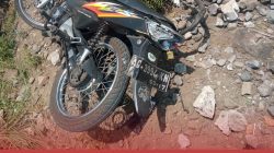 BERHENTI TERLALU DEKAT DENGAN PERLINTASAN, PENGENDARA SEPEDA MOTOR TERTEMPER KERETA DI BLITAR