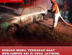 SEBUAH MOBIL TERBAKAR SAAT MENJUMPER AKI DI DESA JATINOM, KABUPATEN BLITAR