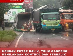 HENDAK PUTAR BALIK, TRUK GANDENG KEHILANGAN KONTROL DAN TERBALIK DITENGAH JALAN