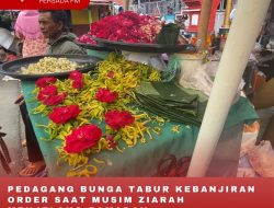 PEDAGANG BUNGA TABUR KEBANJIRAN ORDER SAAT MUSIM ZIARAH MENJELANG RAMADAN