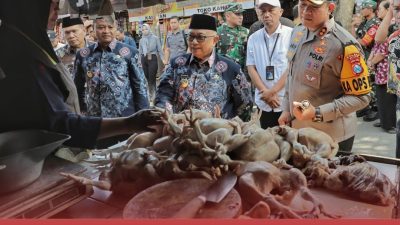 KAPOLRES DAN BUPATI BLITAR SIDAK PASAR WLINGI, PASTIKAN STOK DAN HARGA BAHAN POKOK AMAN