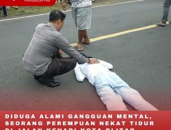 DIDUGA ALAMI GANGGUAN MENTAL, SEORANG PEREMPUAN NEKAT TIDUR DI JALAN KENARI KOTA BLITAR