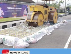 RIBUAN BOTOL MIRAS HASIL OPERASI PEKAT SEMERU 2025 DIMUSNAHKAN DIHALAMAN MAPOLRES BLITAR