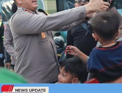 AKSI SIMPATIK KAPOLRES BLITAR: BAGIKAN HELM GRATIS SAAT PANTAU ARUS BALIK LEBARAN 2025