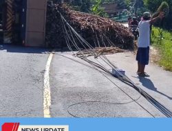 TRUK GANDENG BERMUATAN TEBU TERGULING, SEMPAT SEBABKAN ARUS LALU LINTAS TERPUTUS TRUK GANDENG BERMUATAN TEBU TERGULING, SEMPAT SEBABKAN ARUS LALU LINTAS TERPUTUS