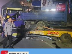 DIDUGA MENGANTUK, SEBUAH TRUK TABRAK KENDARAAN YANG TENGAH PARKIR DIBAHU JALAN