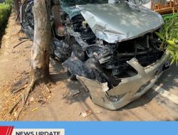 DIDUGA SOPIR MENGANTUK, TOYOTA INNOVA RINGSEK USAI TABRAK TRUK FUSO DI KOTA BLITAR