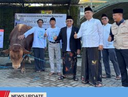 IDUL ADHA 1446 H, BUPATI BLITAR SERAHKAN SAPI BANTUAN PRESIDEN RI KE MASJID MIFTAHUL JANNAH WLINGI