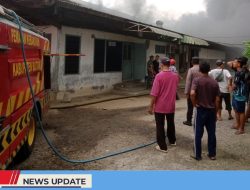 KEBAKARAN GUDANG DI DESA KANDANGAN, KECAMATAN SRENGAT, KABUPATEN BLITAR: KERUGIAN DIPERKIRAKAN CAPAI 200 JUTA RUPIAH